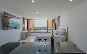 Lujoso apartamento con vista al mar